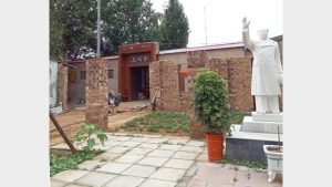 Estatua de Mao Zedong frente al Templo Zhengxin