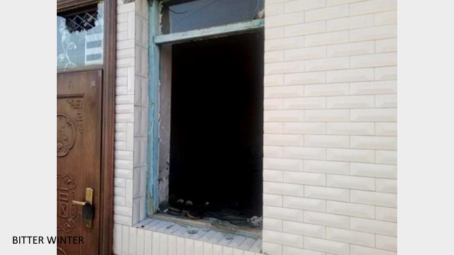 Las ventanas de la casa de Sun Li fueron destrozadas