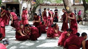 Los monjes tibetanos en el templos