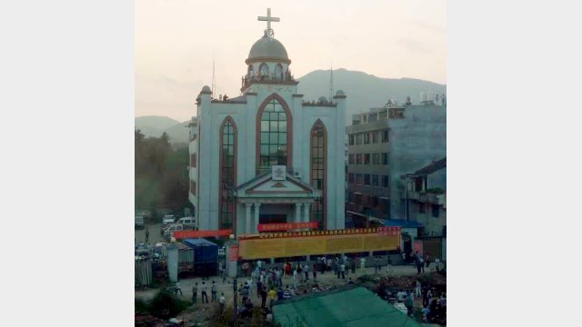 Una vista lejana de la Iglesia de Yayang