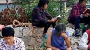 Los cristianos en China siguen celebrando reuniones en una iglesia demolida
