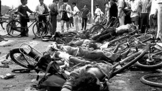 Cuerpos de civiles asesinados en la Plaza de Tiananmén