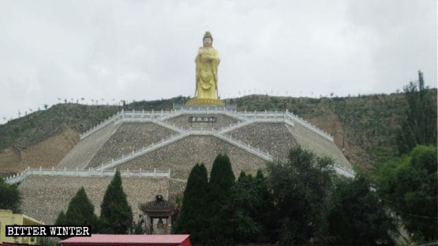 Estatua de Nanhai Guanyin antes de ser cubierta.