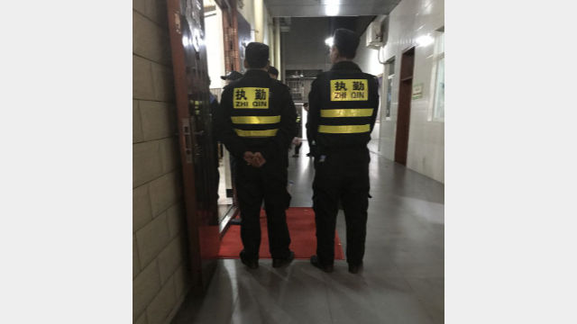 Oficiales auxiliares haciendo guardia en la entrada de la iglesia