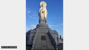 Apariencia original de la estatua de Guan Yin de Tres Rostros.