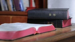 Tres biblias cristianas está en la mesa