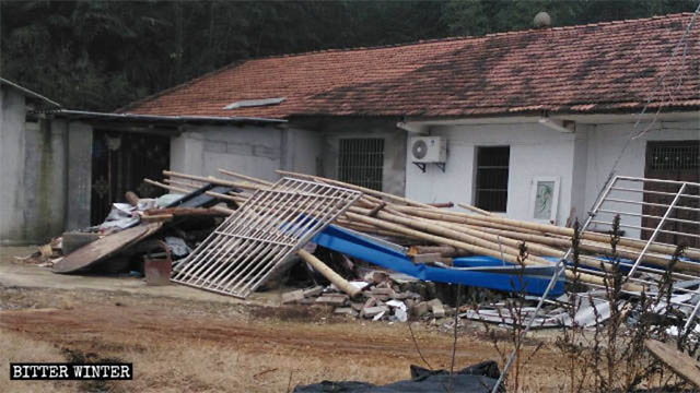La casa improvisada construida cerca del hogar de un creyente local también fue demolida
