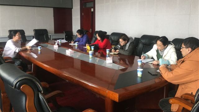 Reunión de profesores asignados en la Universidad de Radio y Televisión de Sinkiang