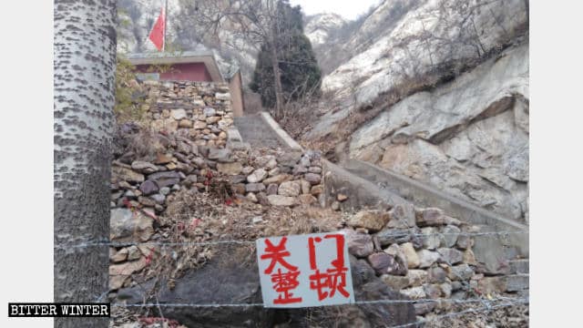 El camino que lleva al templo de Taizi está bloqueado con alambre de púas