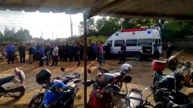 Personal gubernamental reunido fuera de la iglesia preparándose para la demolición forzada.