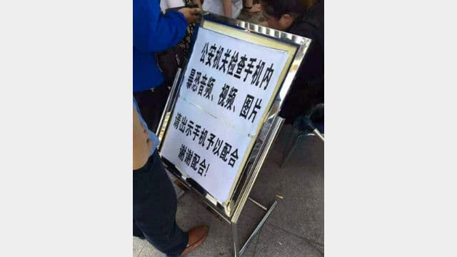 Una señal de advertencia en un puesto fronterizo de Sinkiang