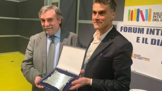Marco Respinti, de Bitter Winter, recibe el Premio a los Medios de Comunicación en la Feria del Libro de Turín