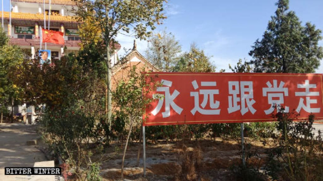 Un cartel se encuentra situado frente al Templo de Tianyi