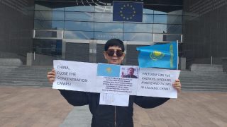 Una kazaja se manifiesta ante el Parlamento Europeo reclamando libertad y justicia