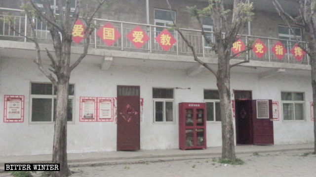 Los ocho caracteres chinos que significan "ama a tu país, aman a tu religión y obedece las órdenes del partido" están publicados en la barandilla de la iglesia.