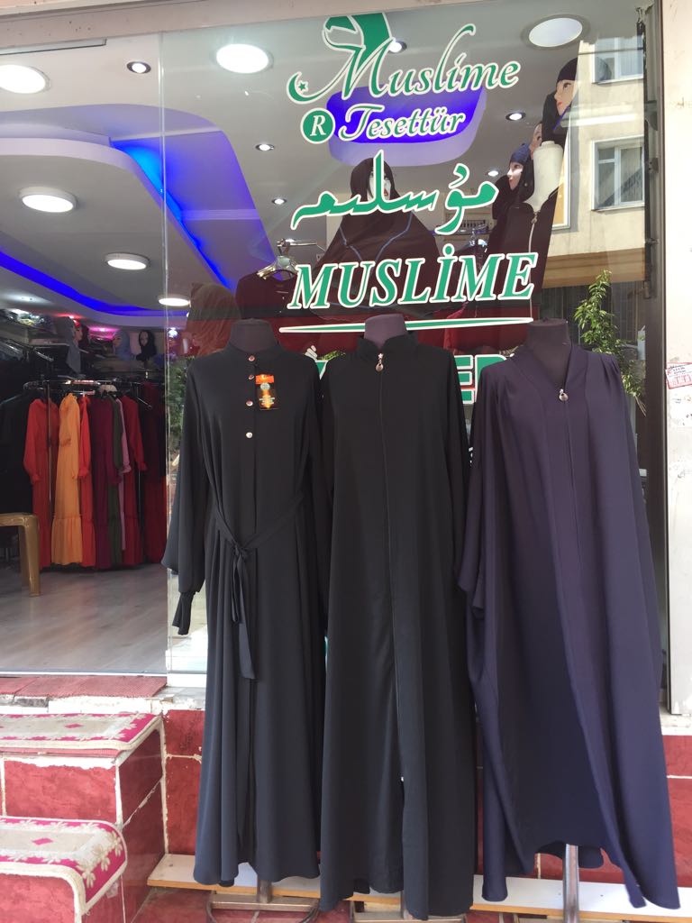 Tienda de ropa para mujeres uigures donde se venden prendas que ahora están prohibidas en su tierra natal. Sin embargo, aquí tienen la libertad de elegir.