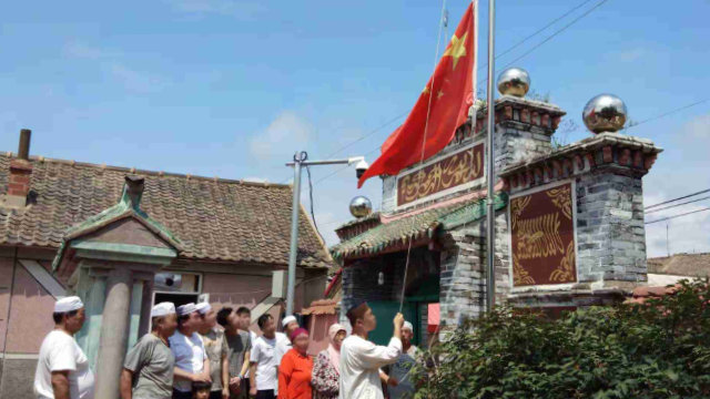 En una mezquita emplazada en la provincia de Liaoning, los musulmanes se ven obligados a organizar ceremonias de izado de la bandera.