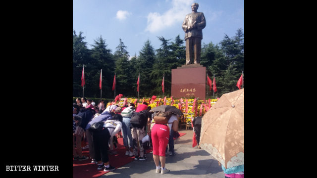 Turistas rinden culto a la estatua de bronce de Mao Zedong de una plaza situada en la ciudad de Shaoshan de la provincia central de Hunan.