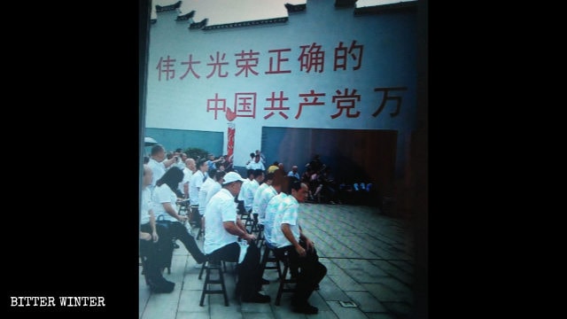Un cartel que decía "Viva el gran, glorioso y veraz Partido Comunista Chino" fue exhibido antes de una presentación llevada a cabo en la sala ancestral de la familia Huang.
