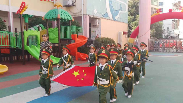 En un jardín de infantes emplazado en la provincia de Jiangxi se celebró una ceremonia de izamiento de la bandera.
