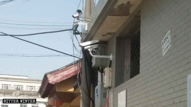 Cumpliendo con las exigencias del Partido Comunista Chino (PCCh) de tener cámaras en todos los lugares religiosos oficiales, se instaló una cámara de vigilancia con sistema de reconocimiento facial fuera de un templo.