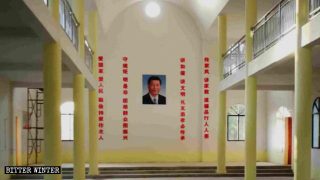 En el centro de uno de los muros de la iglesia cuelga un retrato de Xi Jinping, rodeado de consignas propagandísticas a ambos lados.