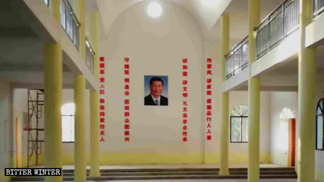 En uno de los muros de una iglesia católica emplazada en la ciudad de Ji’an estaban exhibidos un retrato de Xi Jinping y varias consignas propagandísticas.