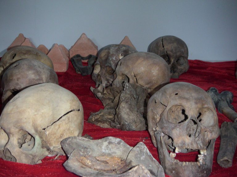 Huesos de monjes provenientes de fosas comunes en el (ahora cerrado) Museo Conmemorativo de las Víctimas de Persecución Política emplazado en Ulán Bator.