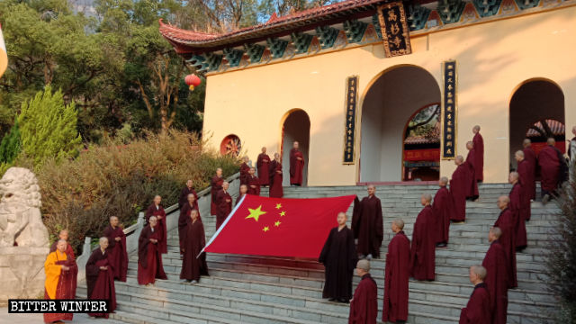 El 1 de octubre, los creyentes del Templo de Wanshan participaron en una ceremonia de izamiento de la bandera.