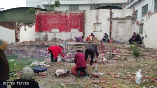 La campaña de demolición de templos devasta a los devotos