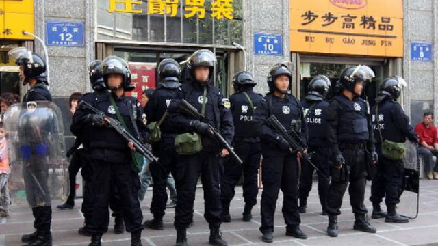 Policía especial en una calle de Xinjiang