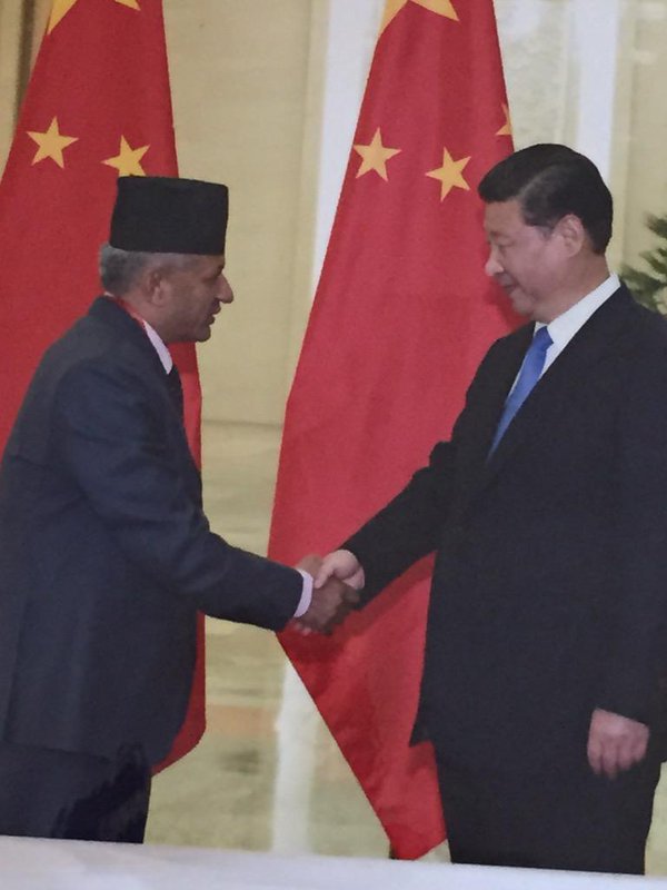 El ministro de Relaciones Exteriores de Nepal, Pradeep Gyawali, con Xi Jinping