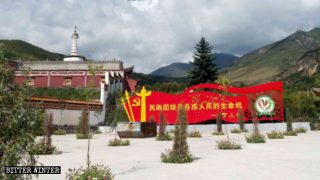 Un gran panel de propaganda con citas de un discurso de Xi Jinping fue colocado en las afueras del Templo de Youning emplazado en la provincia de Qinghai.