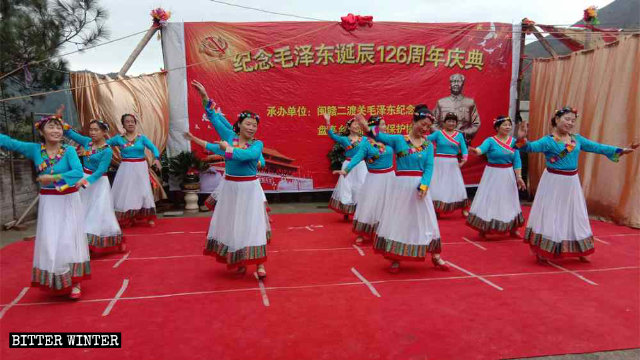 El 26 de diciembre, los residentes de la ciudad de Shangrao participaron en las celebraciones del natalicio del presidente Mao.