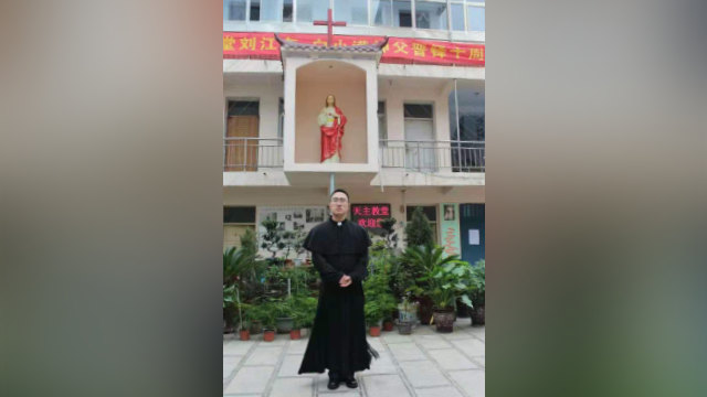 El padre Liu Jiangdong.