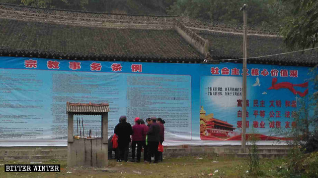El templo de Taibai fue cubierto con una pancarta que promueve los valores socialistas centrales.