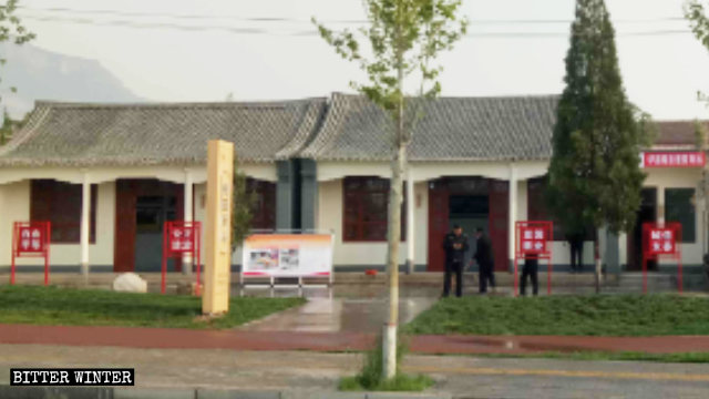 El letrero que contenía el nombre del Templo de Yunzhong fue reemplazado por otro con la leyenda: "Estación retransmisora del huerto de melocotones", acompañado de consignas que promueven los valores socialistas centrales.