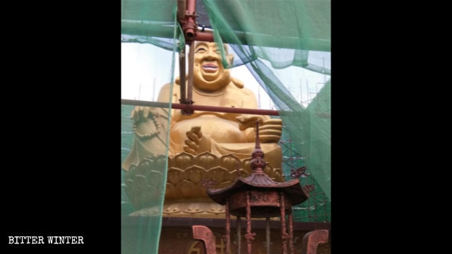 La estatua de Maitreya situada en el Parque Zaohang de Qingdao previamente había sido cubierta con tubos de acero y gasa.