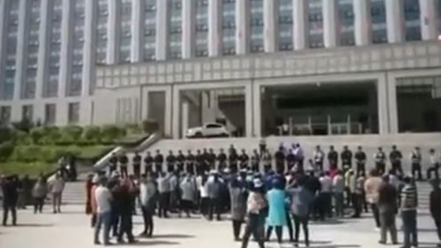 La protesta llevada a cabo frente al edificio del Gobierno de la bandera.