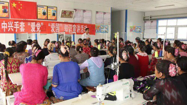 Varias mujeres uigures asisten a una clase obligatoria para aprender a "amar al país y al Partido" después del trabajo.