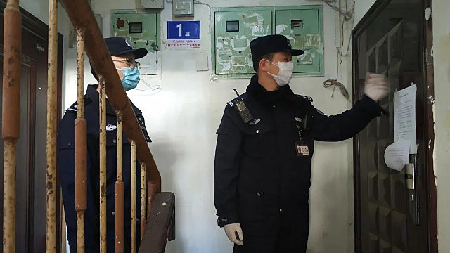 Los agentes de policía visitan los hogares de la gente para registrar su información de identificación.