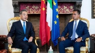 El dragón y el ratón: el ministro de Relaciones Exteriores de China se reúne con su colega italiano en medio de protestas