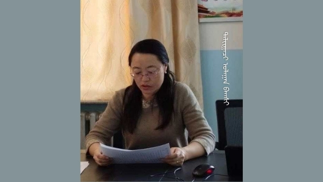 La Sra. Ulaan, directora de una escuela primaria emplazada en la ciudad a nivel de condado de Erenhot, fue una de las personas que se suicidaron. Cortesía del Centro de Información de Derechos Humanos de Mongolia del Sur.