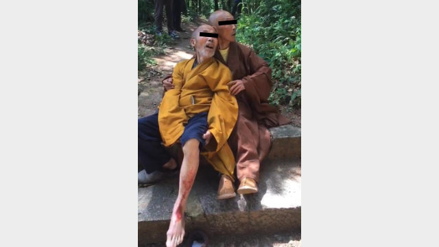 Un monje budista fue golpeado por proteger el templo.