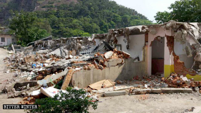 El 11 de abril se demolió un edificio que se encontraba situado en el patio del asilo de ancianos.