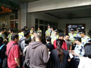 La policía se llevó a más de 100 miembros de la iglesia.