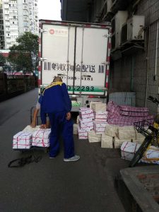 La policía se llevó muchas Biblias, libros de cantos y otros libros.