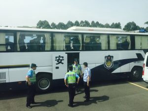 la policía arrestó al cuarto grupo de 45 feligreses, entre ellos 11 niños, que habían llegado a la reunión de oración.