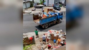 Los artículos del templo son cargados en un camión de saneamiento