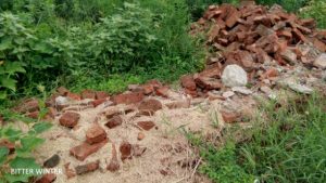 Ladrillos dejados en la base del muro de la iglesia